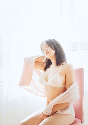 老赵揉着她饱满的双乳_4K在线播放观看